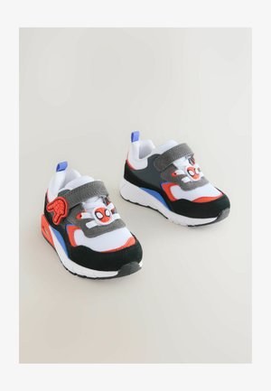 Baskets pour enfants en matière en maille et en daim ; présentant un design Spider-Man, avec des accents gris, blanc, rouge et bleu, et un système de fermeture à bande Velcro.