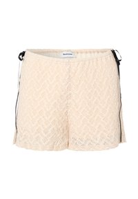 Pfirsichfarbene Spitze-Shorts mit elastischem Bund, seitlichen Bändern und einem Zickzackmuster. Weiche Textur und lockere Passform für Komfort.