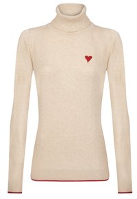 Beige Rollkragenpullover aus weichem Material, mit einer kleinen roten Herzstickerei auf der linken Brust und roten Akzenten am Saum.