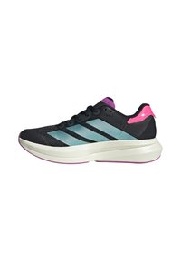 Zwarte hardloopschoen met turquoise strepen, witte zool en roze en paarse accenten, weergegeven in zijprofiel op een witte achtergrond.