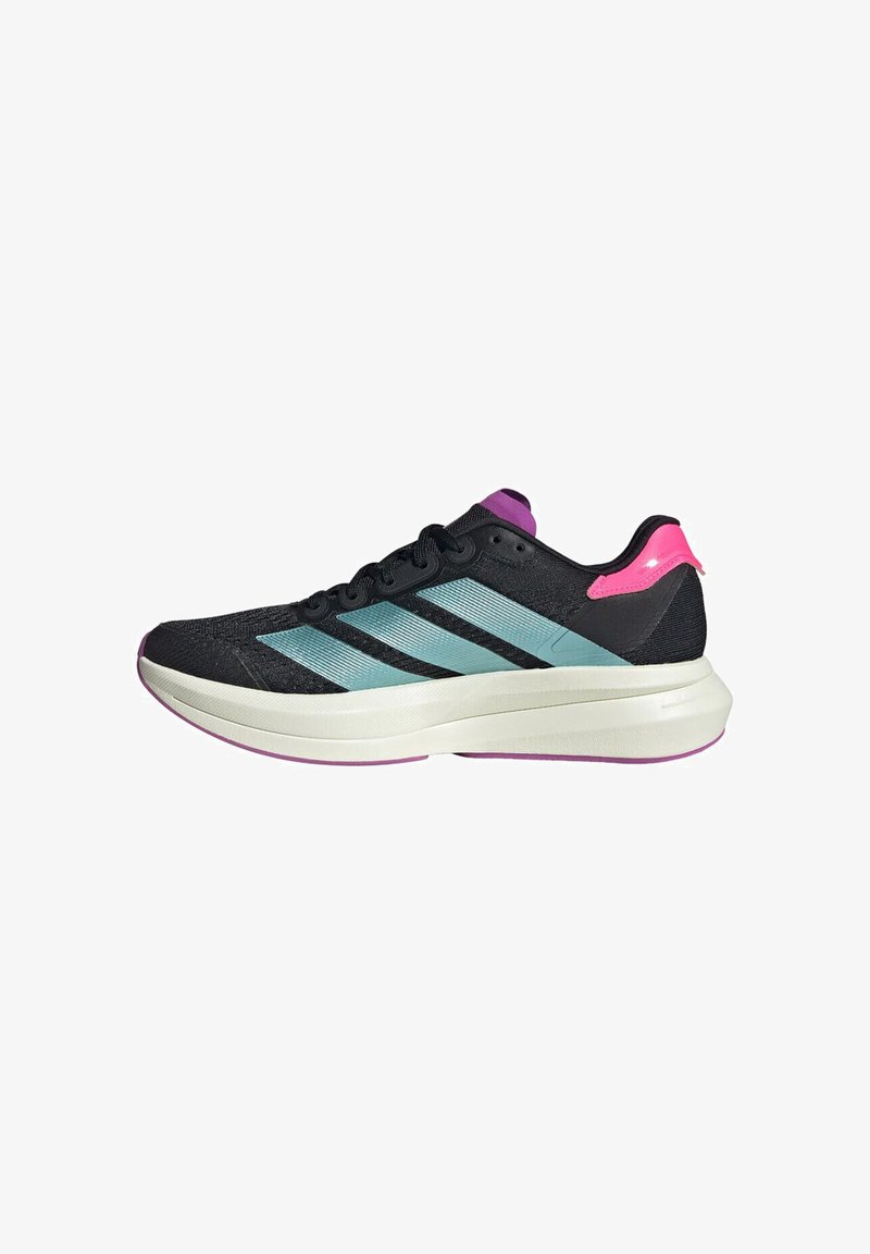 Chaussure de course noire avec des rayures turquoise, semelle blanche et accents rose et violet, présentée en profil latéral sur un fond blanc.
