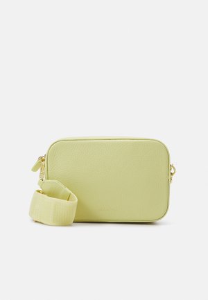 Bolso bandolera rectangular de color verde claro con cremallera dorada y correa de tela ajustable, superficie lisa y texturizada sobre fondo blanco.