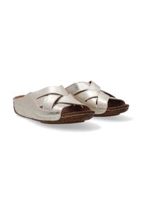 Metallic sølv flip-flops med krydsende stropper, brunt korklignende sål, glat tekstur og åben tå-design.