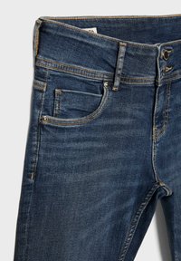 Jean denim bleu marine avec poches avant, passants pour ceinture et fermeture par bouton, montrant des coutures détaillées sur un fond clair.