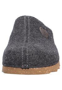Grijze felt schoen met een rond ontwerp, witte stiksels, en een textuur kurken zool. Heeft een ronde logopatch aan de zijkant.