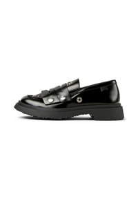 Svarta blanka loafers med en stadig sula, prydda med dekorativa remmar och metalliska detaljer, visade mot en vit bakgrund.