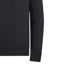 Maglione blu navy scuro con polsini e orlo a coste, texture lavorata a maglia, classico collo a girocollo e maniche lunghe.