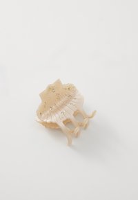 Fascetta per capelli in plastica di colore rosa chiaro, con un design che ricorda una conchiglia. Presenta accenti dorati e strass, con dentini curvi per fissare i capelli.