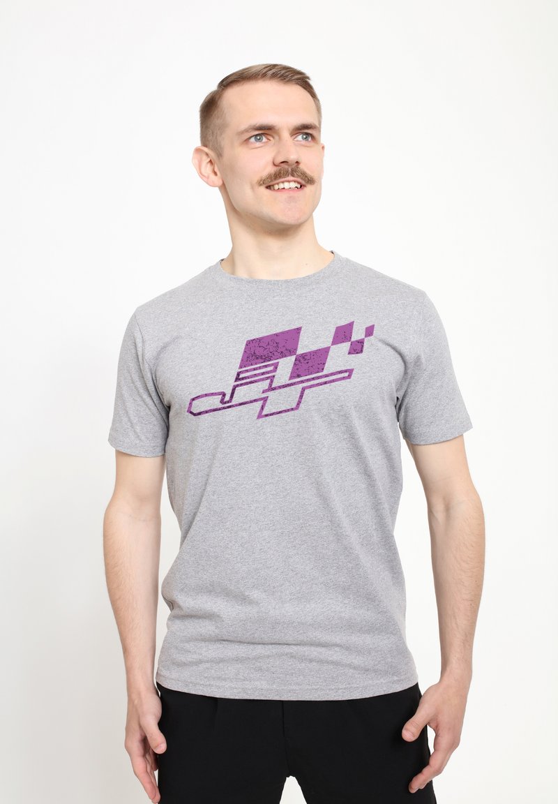 Šedé tričko s krátkým rukávem s fialovým grafickým designem abstraktních tvarů a linií na přední straně. Hladká bavlněná textilie.