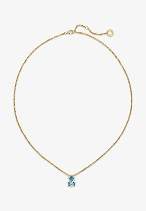 Gouden ketting met een peervormige blauwe stenen hanger, bevestigd met een karabijnhaak en verstelbare lengte.