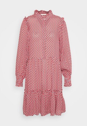 Vestido de patrón rojo y blanco con mangas largas, cuello con volantes, puños elásticos y dobladillo con volantes. Hecho de tela ligera con diseño texturizado.