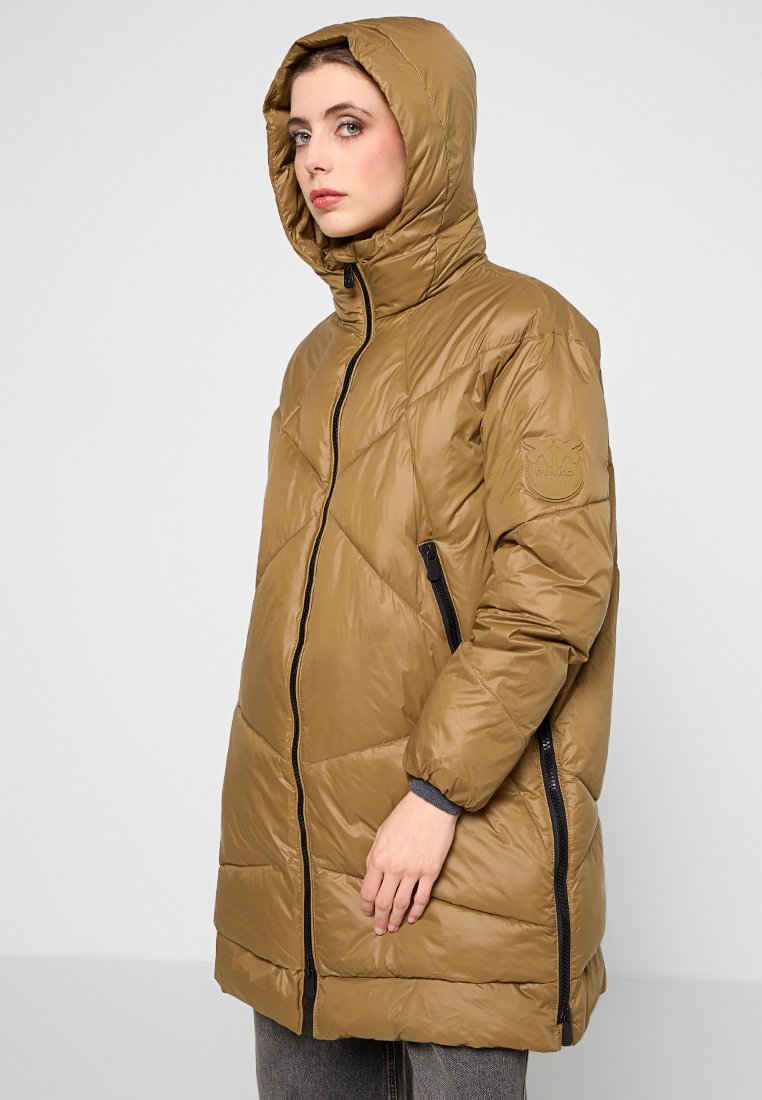 Braune Daunenjacke mit Kapuze, mit einem gesteppte Design, schwarzen Reißverschlussdetails und einem Logo auf dem linken Ärmel.