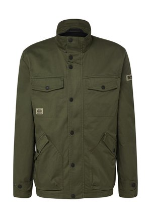 Męska kurtka w oliwkowej zieleni z wysokim kołnierzem, czarnymi zatrzaskami, czterema kieszeniami z patkami oraz naszywkami z logo na piersi i rękawie.
