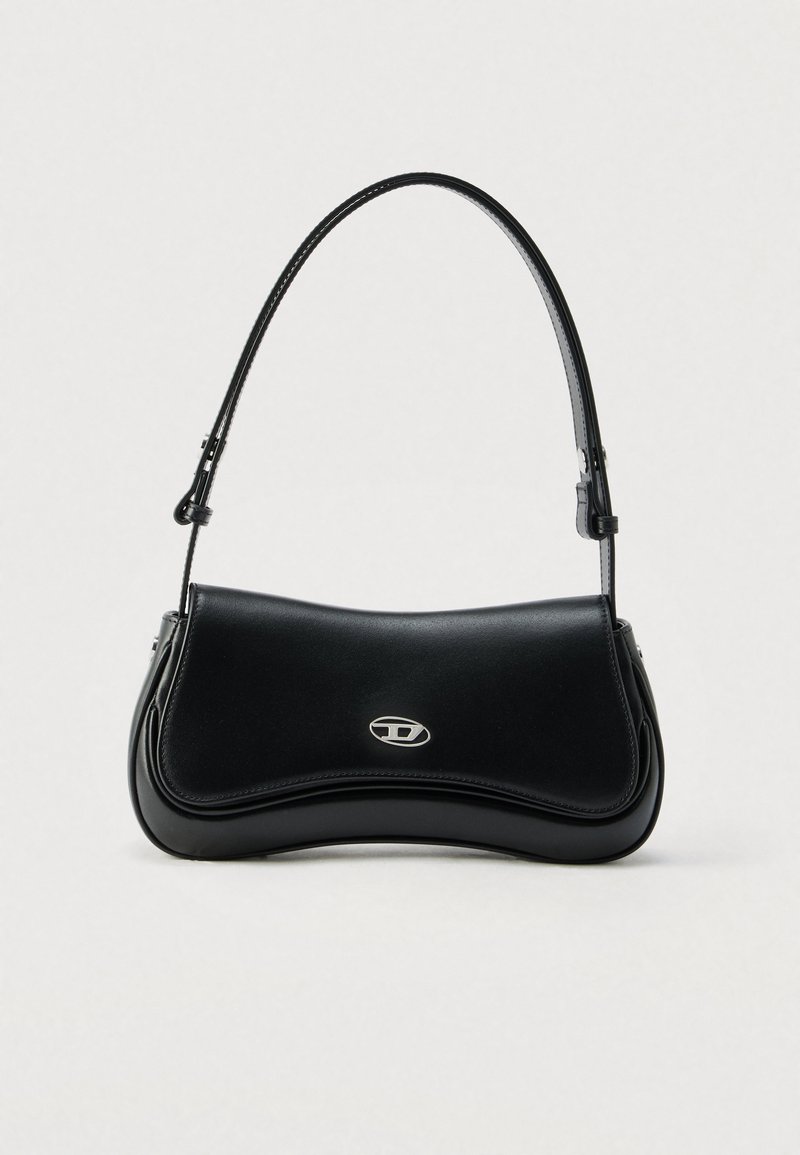 Borsa a tracolla in pelle nera con patta curva e logo ovale argentato, dotata di tracolla regolabile, su uno sfondo chiaro e uniforme.