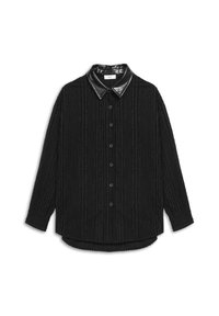 Zwarte shirt met verticale textuurstrepen, lange mouwen en een glanzende zwarte kraag. Voorkant met knoopsluiting en een gebogen zoom.
