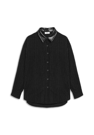 Zwarte shirt met verticale textuurstrepen, lange mouwen en een glanzende zwarte kraag. Voorkant met knoopsluiting en een gebogen zoom.