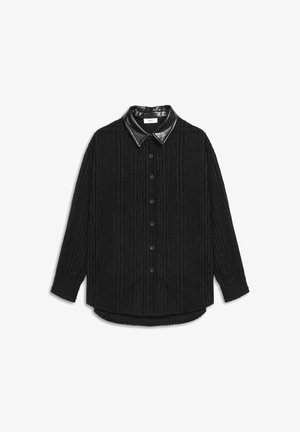 Chemise noire avec des rayures texturées verticales, manches longues et col noir brillant. Fermeture à boutons à l'avant et ourlet incurvé.