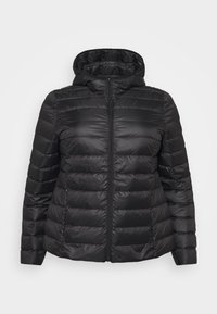 Giacca imbottita nera con cappuccio, caratterizzata da sezioni trapuntate orizzontali, una cerniera frontale e una texture liscia e lucida.