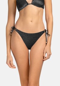 Czarny bikini o błyszczącej teksturze. Top ma trójkątny krój, natomiast dół wyróżnia się detalami w postaci sznurków oraz złotymi koralikami po bokach.