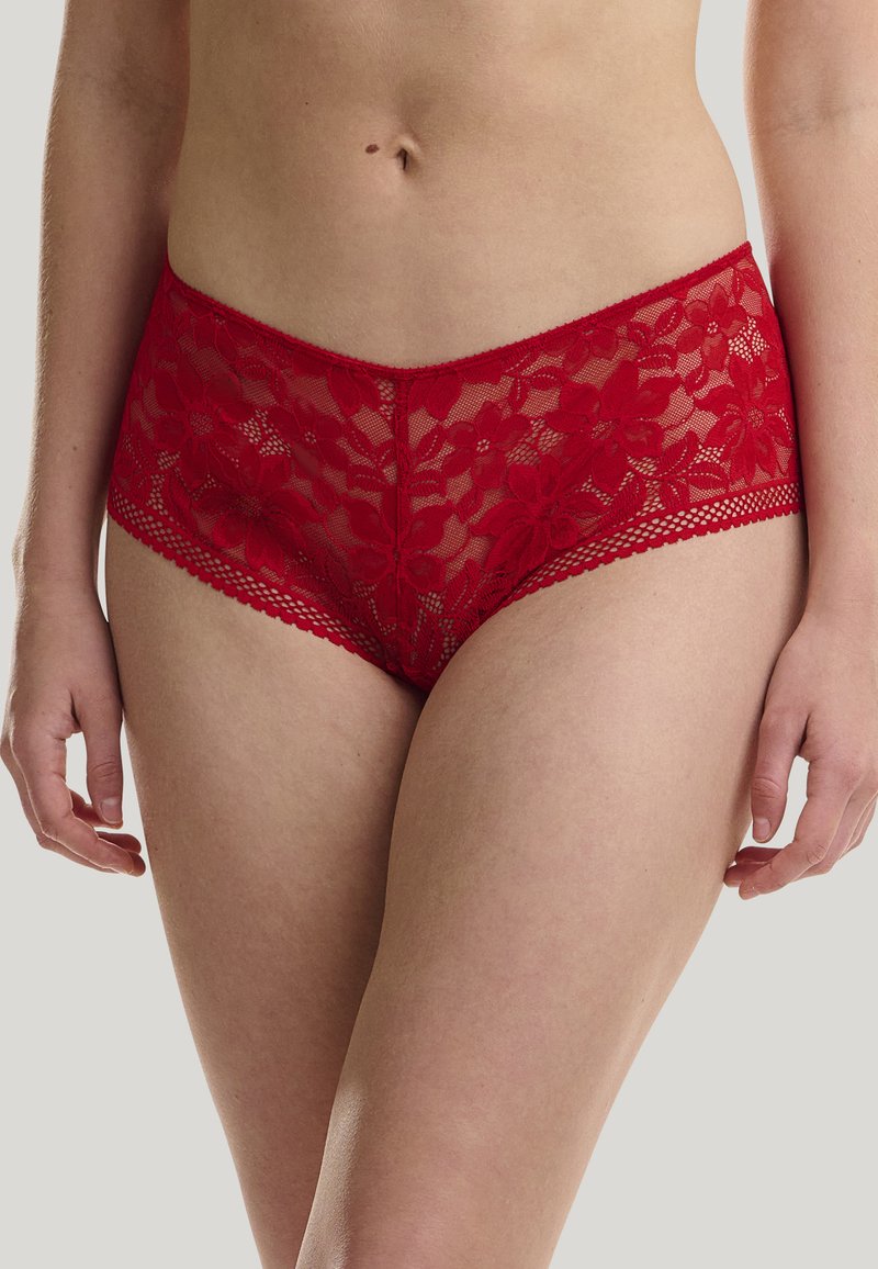 Rode kant hipster slips met bloemenpatroon, semi-doorschijnende textuur en decoratieve scalloped randen. Vormgevende ontwerp met een lage taille.