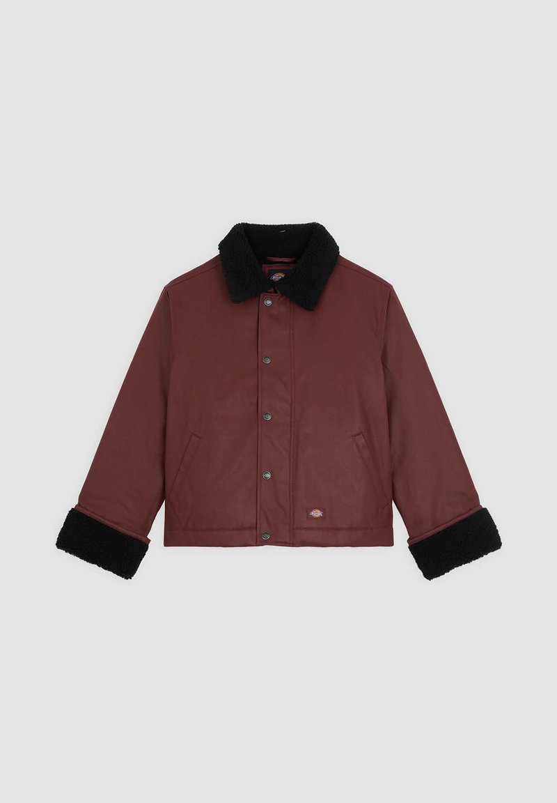 Giacca esterna color bordeaux con colletto e polsini in fleece neri, dotata di chiusura con bottoni a pressione e tasche laterali. Tessuto liscio.