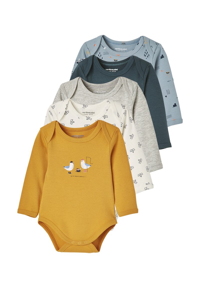 Vier langärmelige Baumwollbodysuits in Gelb, Grau, Weiß und Blau, jeweils mit verschiedenen Mustern und einer Vogelgrafik auf dem gelben Bodysuit.