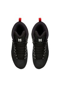 Bottes de randonnée noires avec tige en daim, doublure en mesh et languette de talon rouge. Comprend des œillets métalliques et des lacets pour un ajustement sécurisé.