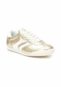 Zapatillas metálicas doradas con acentos blancos, con una textura suave, forma redondeada y suela de goma con un agarre texturizado.