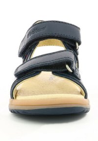 Sandale bleu marine avec des bandes Velcro réglables, bout ouvert, semelle intérieure beige rembourrée et semelle en caoutchouc avec un léger talon.