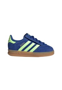 Sneaker Adidas Gazelle in camoscio blu con strisce verde chiaro, linguetta sul tallone e suola in gomma, mostrata di profilo laterale rivolta a destra.