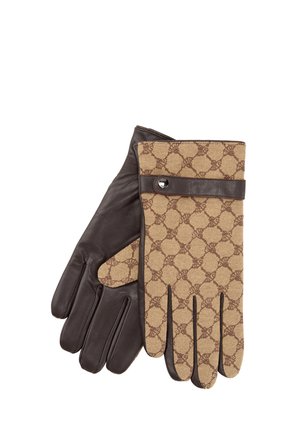 Paar Handschuhe mit brauner Lederhandfläche und beigem Stoffrücken mit braunem, ineinandergreifendem Muster sowie einem Lederband mit Metallknopf.