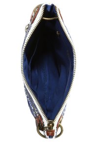 Kapsička se zipem s modrým vnitřkem, vyrobená z texturované vnější tkaniny, s akcenty z kovového kování a hnědými koženými detaily.