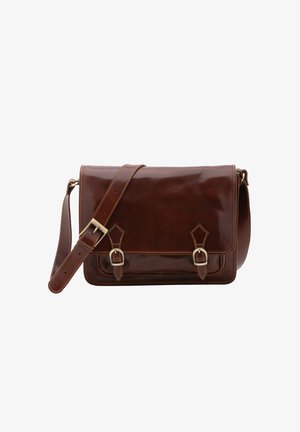 Sac messager en cuir marron avec une finition brillante, doté d'un rabat repliable, de deux fermetures à boucle et d'une bandoulière réglable.