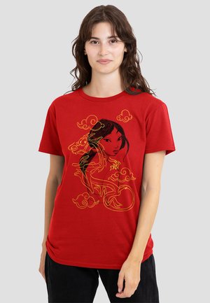 Rotes Baumwoll-T-Shirt mit einem schwarzen und gelben Grafikdesign eines Mädchens mit einem Drachen und Wolken. Kurze Ärmel und runder Halsausschnitt.