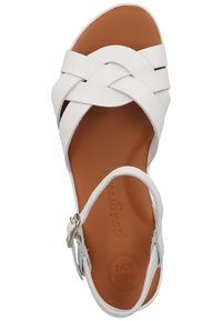 Białe sandały z plecionym paskiem, skórzany materiał, brązowa teksturowana wkładka, zapięcie przy kostce oraz gładka podeszwa.