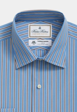 Světle modrá pruhovaná košile s bílými a hnědými pruhy, s límečkem na knoflíky a bavlněným materiálem s hladkou texturou. Viditelná etiketa.