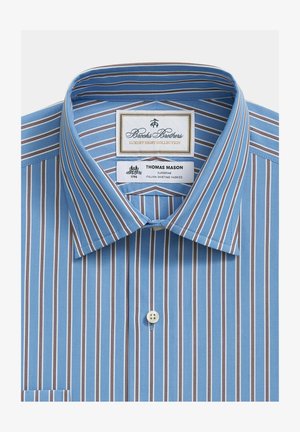 Světle modrá pruhovaná košile s bílými a hnědými pruhy, s límečkem na knoflíky a bavlněným materiálem s hladkou texturou. Viditelná etiketa.