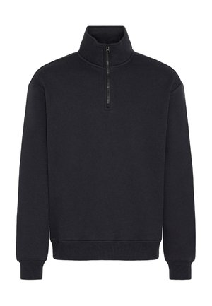 Svart fleecepolo med en fyrdelad dragkedja, långa ärmar, ribbade muddar och nederkant. Slät textur och minimalistisk design.