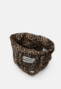 Sac fourre-tout en tissu avec imprimé léopard, équipé de poignées rembourrées et d'une étiquette blanche portant la mention "MADS NØRGAARD COPENHAGUE" à l'avant.