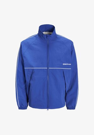 Blaues Windbreaker-Jacke mit hohem Kragen, Frontreißverschluss, elastischen Bündchen und weißen Akzenten an den Ärmeln und der Brust. Leichter, strukturierter Stoff.