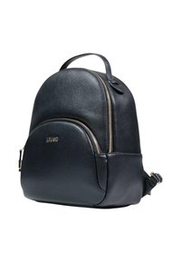 Sort læderrygsæk med rund form, lynlås i guldfarve, frontlomme og justerbare stropper. Har tekstureret finish og logodetalje.