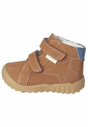 Botas de cuero marrón para toddlers con dos correas de Velcro, un diseño de estrella en el costado y una suela de goma para proporcionar tracción. Forro suave visible en la parte superior.