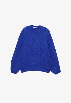 Modra pletena jopica, okrogla ovratnica, spuščena ramena, teksturiran volnen material in sproščen kroj z dolgimi rokavi.