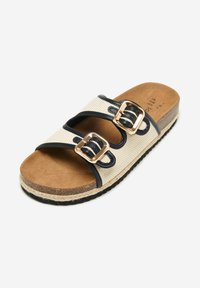 Beige stof slidesandal med to marineblå remme, gyldne spænder og en korksål. Har en jute-lignende mellemsål og en tekstureret sort ydersål.