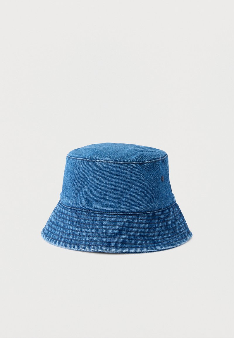 Μπλε τζιν καπέλο τύπου bucket με ραμμένο γείσο, παρουσιάζεται σε απλό φωτεινό φόντο.