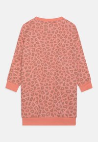 Šaty s leopardím vzorem v korálové a béžové barvě, s dlouhými rukávy a kulatým výstřihem. Měkká tkanina s žebrovanými lemy na rukávech a spodním lemu.