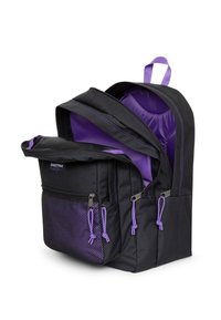 Czarny plecak z tkaniny z fioletowymi akcentami. Posiada wiele kieszeni na zamek, siateczkową kieszeń oraz wyściełane wnętrze. Regulowane paski.