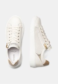 Baskets beiges avec une tige en cuir lisse, des panneaux latéraux en maille, un bout arrondi, une semelle blanche plate et un accent décoratif en fermeture éclair dorée.