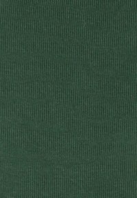 Dunkelgrüner, gerippter Stoff mit einer glatten Textur, der parallele Linien und ein einheitliches Muster über die gesamte Oberfläche aufweist.