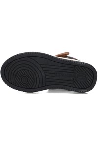 Zwarte rubberen schoenzool met een textuurpatroon voor grip, met ronde accenten en groeven. Gemarkeerd met "Shoesme" en maatdetails.